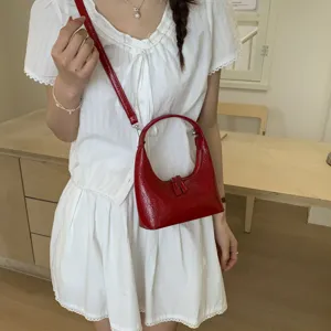 Minimalistische rote Lackleder Baguette Schultertasche schicke lässige Umhängetasche für Damen