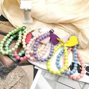 Détails de dragonne de téléphone en perles colorées, joli ensemble de chaîne de téléphone cœur.
