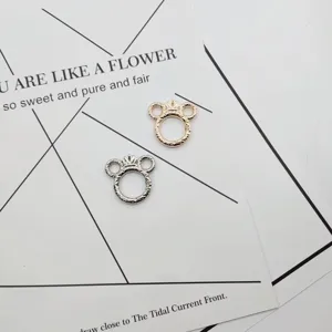 Metal spring keychain ring bear head shape zinc alloy hardware accessory detail shot