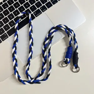 Vue detaillee d'une elegante laniere de telephone tressee noire bleue et blanche.