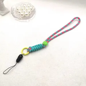 Bracelet de téléphone tissé bicolore fait main avec curseur réglable pour un usage quotidien.