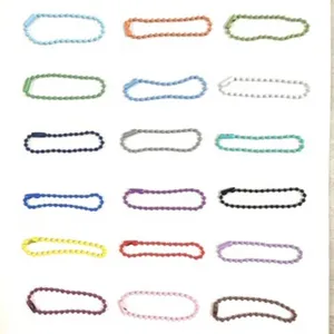 Vue détaillée de chaîne en plastique coloré montrant diverses options de maillons solides.