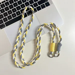 Lanière de téléphone tressée crossbody corde paracord colorée avec anneaux métalliques