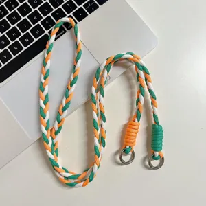 Gros plan de la lanière de téléphone tressée colorée avec anneaux métalliques, solide et durable.