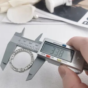 Gros plan d'un porte-clés à anneau à strass mesuré avec un pied à coulisse de 33,8 mm.