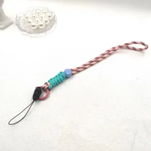Lanière de téléphone tressée à la main bracelet bicolore cordon réglable détail porte-clés