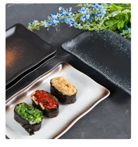 Vue détaillée de l'assiette à sushi en céramique rectangulaire japonaise avec bord ondulé.