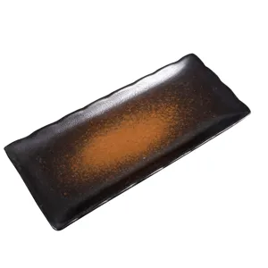 Assiette à sushi rectangulaire en céramique style japonais avec glaçage dégradé et bord ondulé.