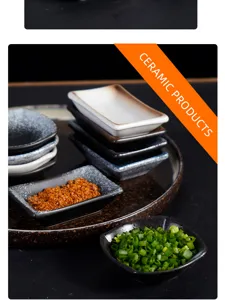 Japanische Keramik Dip Schalen Set für Sojasauce, Snacks und Beilagen im modernen Restaurant.