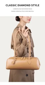 Primo piano dell'elegante borsa a tracolla in pelle portata da una modella con cappotto.