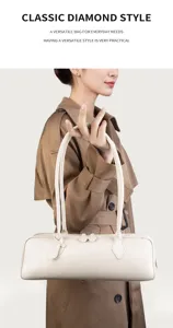 Dettaglio di una borsa a spalla bianca in pelle, design elegante per ogni occasione.