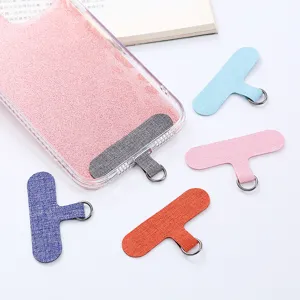 Detailansicht universeller Handy Umhängeband Patches und bunter Stofflaschen Zubehör.