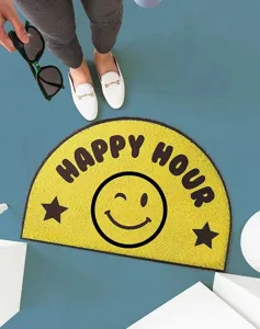 Alfombra de entrada semicircular amarilla con cara sonriente guiñando, felpudo antideslizante.