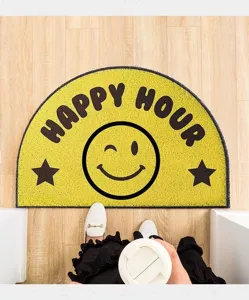 Felpudo amarillo de semicírculo con cara sonriente y texto happy hour, alfombra antideslizante.