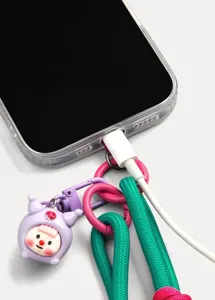 Nahaufnahme Detail von Handy Umhängeband Gurtverbinder und süßem Puppen Anhänger Zubehör