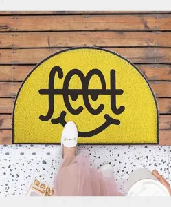 Alfombrilla antideslizante amarilla semicircular con lindo diseño sonriente de pies para entrada.