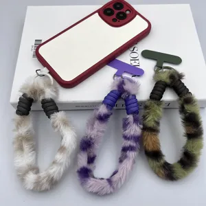 Chic cinturino da polso per telefono in peluche corto cordino grazioso ciondolo borsa accessorio