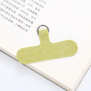 Nahaufnahme Detail der grünen Handy Lanyard Lasche aus Stoff mit Metallring Ansicht.