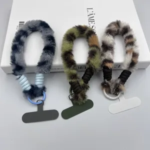 Dettaglio laccetto telefono peluche leopardato, cordino polso soffice con linguetta.