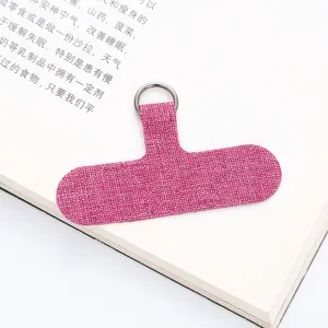 Rosa Stoff Handykette Patch Detailansicht, universeller Befestigungsclip mit D-Ring für Hülle.