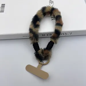 Cinturino da polso per telefono in peluche con stampa leopardata invernale cordino carino