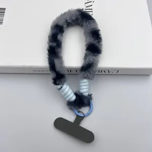 Vista dettagliata del cinturino per telefono in peluche leopardato con corda blu.