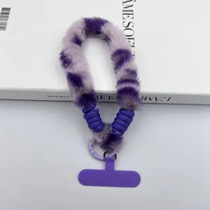 Laccetto da polso per telefono in peluche maculato, design viola soffice con linguetta.