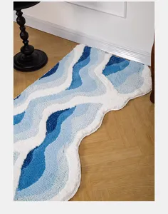 Primer plano detallado de la alfombra mullida ondulada azul y blanca en suelo de madera.