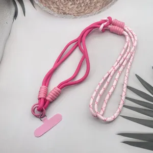 Verstellbarer rosa Handy-Umhängegurt mit Befestigungslasche für bequeme Nutzung unterwegs.