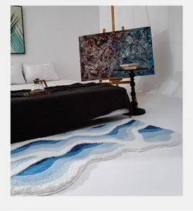 Vista detallada de la alfombra copetuda con motivo de ondas irregulares en habitación acogedora.