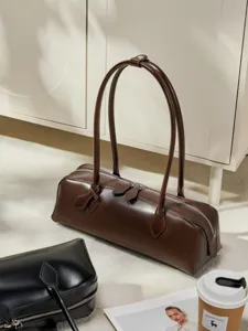 Borsa a spalla minimalista marrone in pelle da donna, elegante borsa a baguette lunga.
