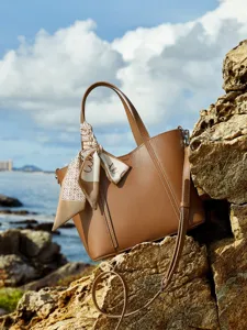 Stylish genuine leather tote bag for women, elegant shoulder crossbody bag for daily commute.