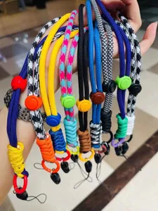 Lanière de téléphone tressée détail, sangle colorée réglable avec anneau et curseur.