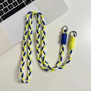 Cordon de téléphone tressé fait main avec anneaux métalliques, sangle croisée élégante.