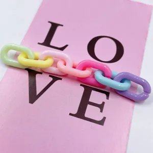 Gros plan sur les maillons de chaine en plastique acrylique colore pour bijoux DIY.