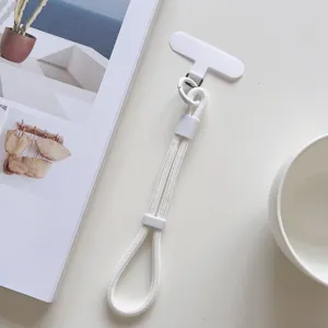 Vista de detalle de una correa corta blanca para la muñeca del teléfono, diseño minimalista.