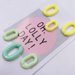 Anneaux ouverts en U en plastique acrylique colore, vue de detail pour creation de bijoux DIY.