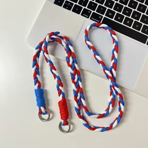 Cordon de téléphone tressé rouge blanc bleu lanière bandoulière avec anneaux en métal.