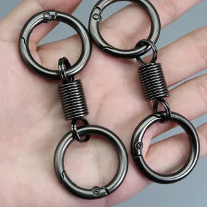 Dettaglio del connettore ad anello a molla in metallo, chiusura robusta per portachiavi.
