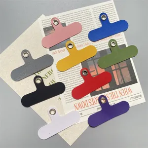 Kleurrijke telefoon ophangtab met metalen oogje voor koordbevestiging, accessoire.
