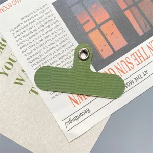 Gedetailleerdeweergave van het groene nylon telefoonbevestigingslipje met metalen oogje.