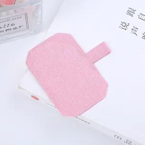 Dettaglio della toppa per cordino da telefono in tessuto rosa, linguetta universale.