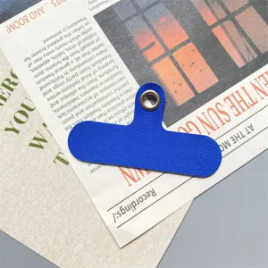 Gedetailleerd overzicht van blauwe telefoonkoord patch met duurzaam metalen oogje als accessoire.