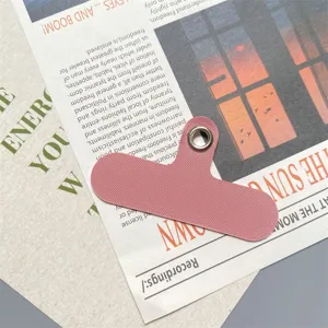 Gedetailleerd overzicht van roze telefoonnkoord patch met metalen oogje, stevig accessoire.