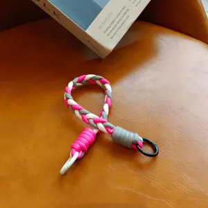 Nahaufnahme des bunten geflochtenen Handy-Lanyards mit robustem Paracord und Schlüsselring.