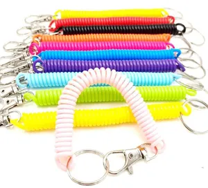 Vue rapprochée de porte-clés à ressort en plastique rétractable coloré et lanières élastiques.