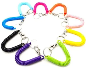 Vue détaillée de porte-clés spirale élastiques colorés avec mousqueton et anneau métal.
