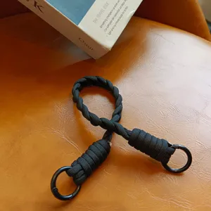Schwarze kurze geflochtene Handykette und Schlüsselanhänger Detailansicht aus stabilem Nylon.