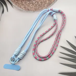 Verstellbarer Handy-Umhängegurt mit zwei bunten Seilen und sicherer Lasche für den Alltag.