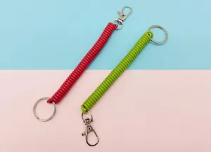 Vue détaillée de lanières de porte-clés à ressort rétractables colorées fil élastique anti perte.